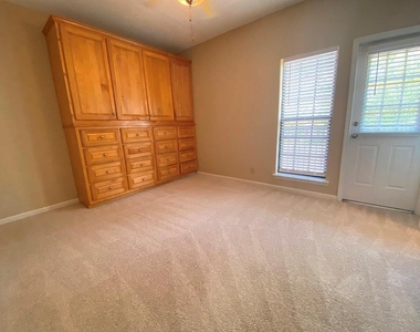 1307 Kinney Ave - Photo Thumbnail 17