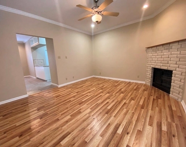 1307 Kinney Ave - Photo Thumbnail 4