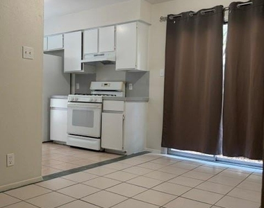 10705 Lanshire Dr - Photo Thumbnail 4