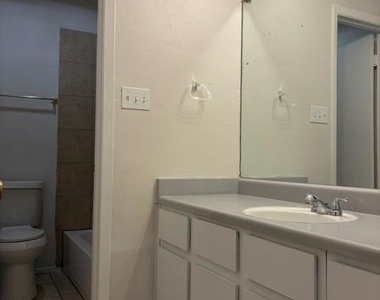 10705 Lanshire Dr - Photo Thumbnail 12