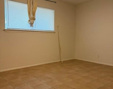 10705 Lanshire Dr - Photo Thumbnail 7