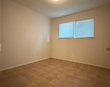 10705 Lanshire Dr - Photo Thumbnail 9