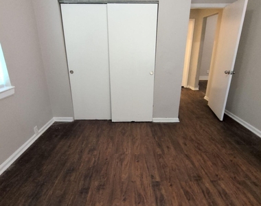 3323 Thomas Street - Photo Thumbnail 4