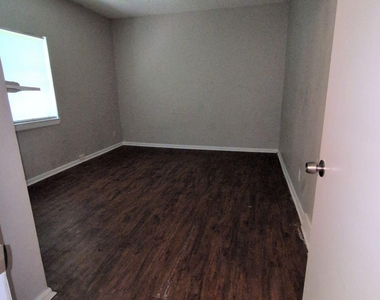 3323 Thomas Street - Photo Thumbnail 6
