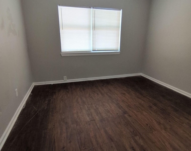 3323 Thomas Street - Photo Thumbnail 3