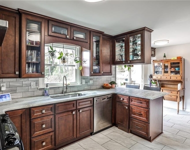 800 Glenairy Drive - Photo Thumbnail 2