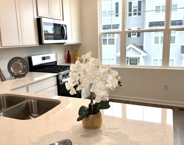 553 Yosemite Way - Photo Thumbnail 14