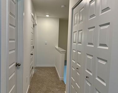 553 Yosemite Way - Photo Thumbnail 2