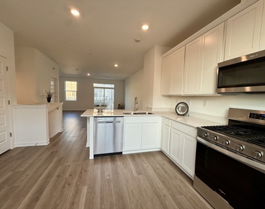553 Yosemite Way - Photo Thumbnail 1