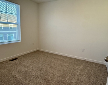 553 Yosemite Way - Photo Thumbnail 5