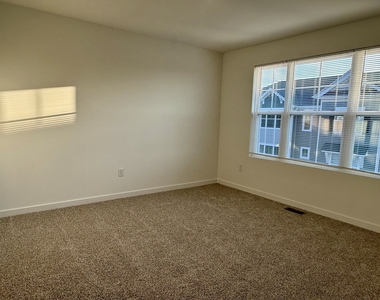 553 Yosemite Way - Photo Thumbnail 7