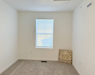 553 Yosemite Way - Photo Thumbnail 3