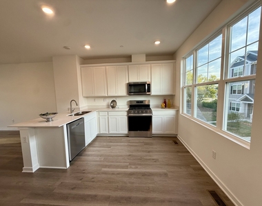 553 Yosemite Way - Photo Thumbnail 12