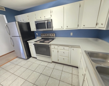 801 Brook Drive - Photo Thumbnail 7