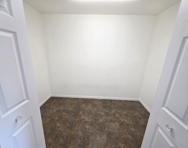 801 Brook Drive - Photo Thumbnail 8