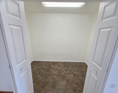 801 Brook Drive - Photo Thumbnail 9