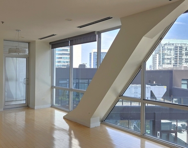 510 W Erie Street - Photo Thumbnail 3