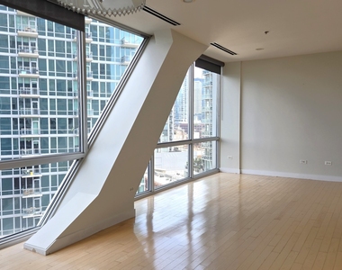 510 W Erie Street - Photo Thumbnail 2