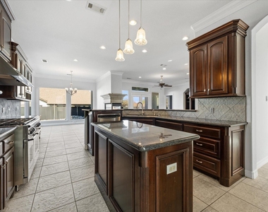 98 Victoria Drive W - Photo Thumbnail 7