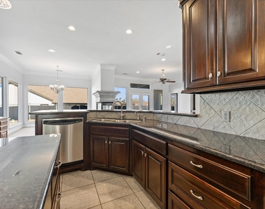 98 Victoria Drive W - Photo Thumbnail 8