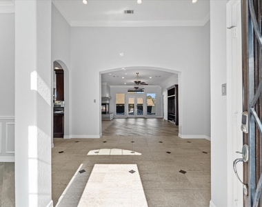98 Victoria Drive W - Photo Thumbnail 2