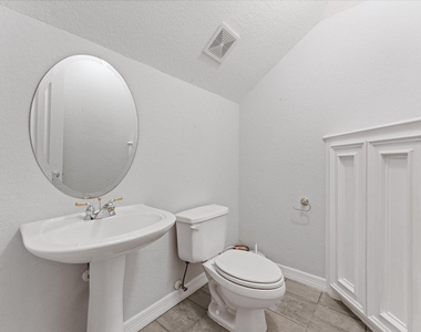 98 Victoria Drive W - Photo Thumbnail 36