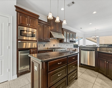 98 Victoria Drive W - Photo Thumbnail 6