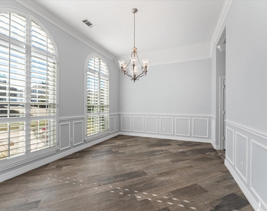 98 Victoria Drive W - Photo Thumbnail 4
