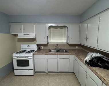 821 Cloverleaf Street - Photo Thumbnail 10
