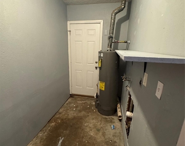 821 Cloverleaf Street - Photo Thumbnail 11