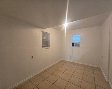 1404 38th Street - Photo Thumbnail 10