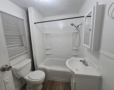 1404 38th Street - Photo Thumbnail 7