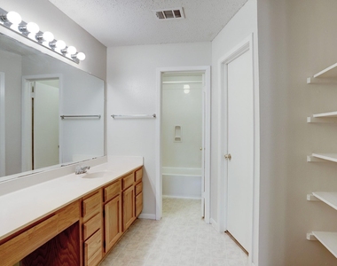 18163 Brooknoll Drive - Photo Thumbnail 7