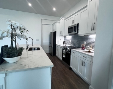 2803 44th Street Sw - Photo Thumbnail 2