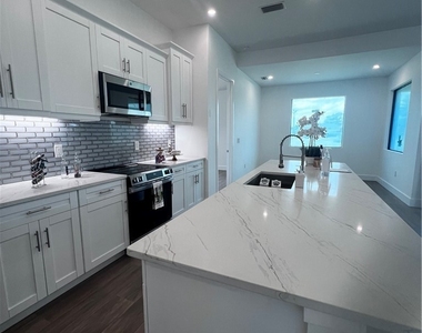 2803 44th Street Sw - Photo Thumbnail 6