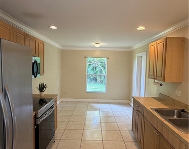 409 Candlewick Circle E - Photo Thumbnail 2