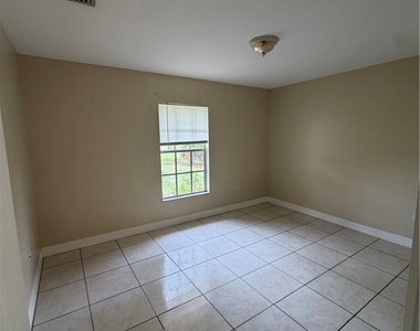 409 Candlewick Circle E - Photo Thumbnail 6