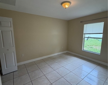 409 Candlewick Circle E - Photo Thumbnail 5