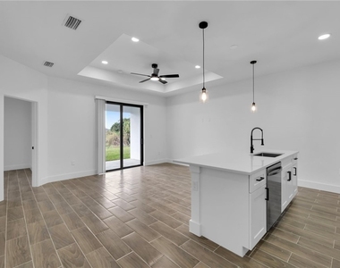 330 Gordon Avenue S - Photo Thumbnail 3