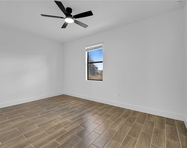 330 Gordon Avenue S - Photo Thumbnail 16