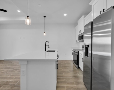 330 Gordon Avenue S - Photo Thumbnail 7