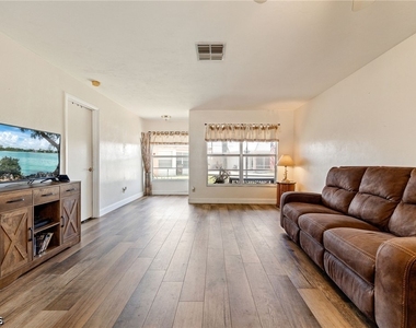220 Oakmont Parkway - Photo Thumbnail 6