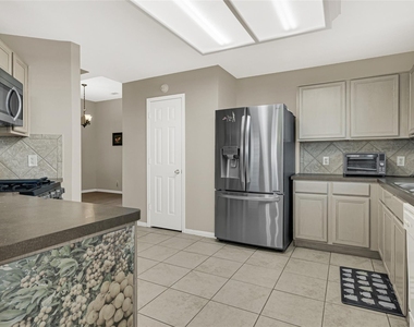 8123 Solara Bend - Photo Thumbnail 12