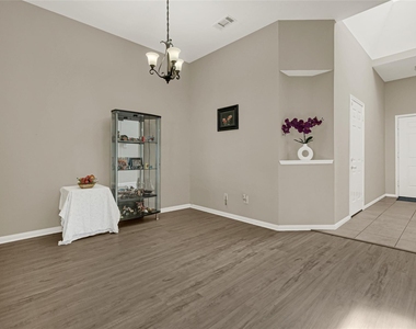 8123 Solara Bend - Photo Thumbnail 3