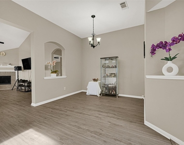 8123 Solara Bend - Photo Thumbnail 5
