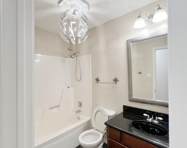 706 Leicester Lane - Photo Thumbnail 6