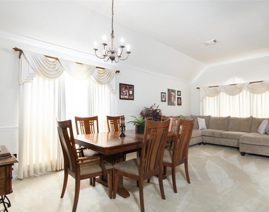 306 King William Drive - Photo Thumbnail 3