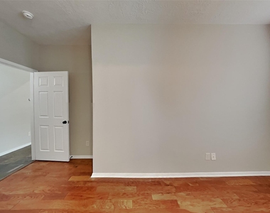 26905 Faircourt Drive - Photo Thumbnail 7