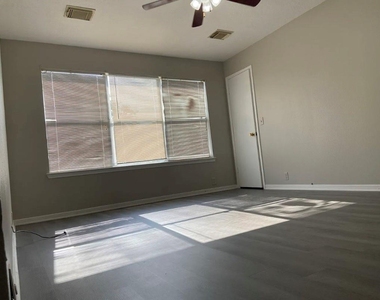 2751 Villa Del Street - Photo Thumbnail 2