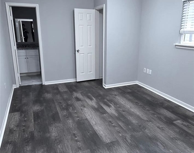 2323 Tinechester Drive - Photo Thumbnail 10